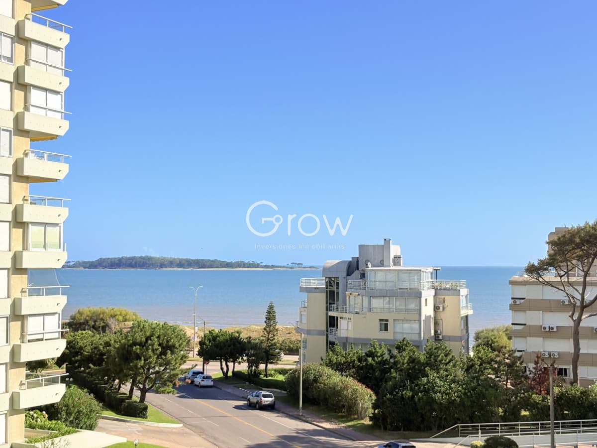 Apartamento en venta playa mansa tres dormitorios