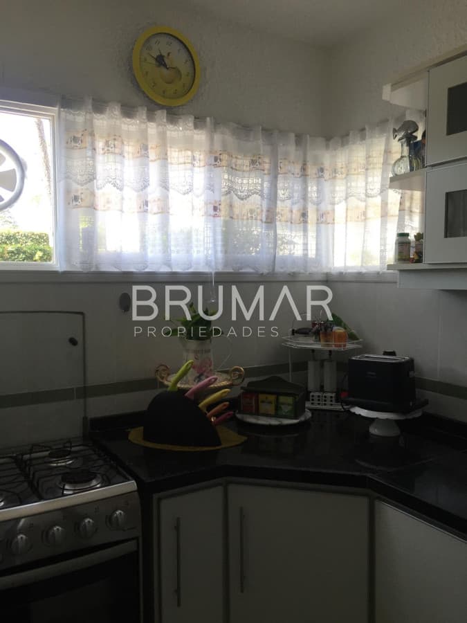 Venta departamento 2 dormitorios zona Roosevelt con estufa a leña y parrillero