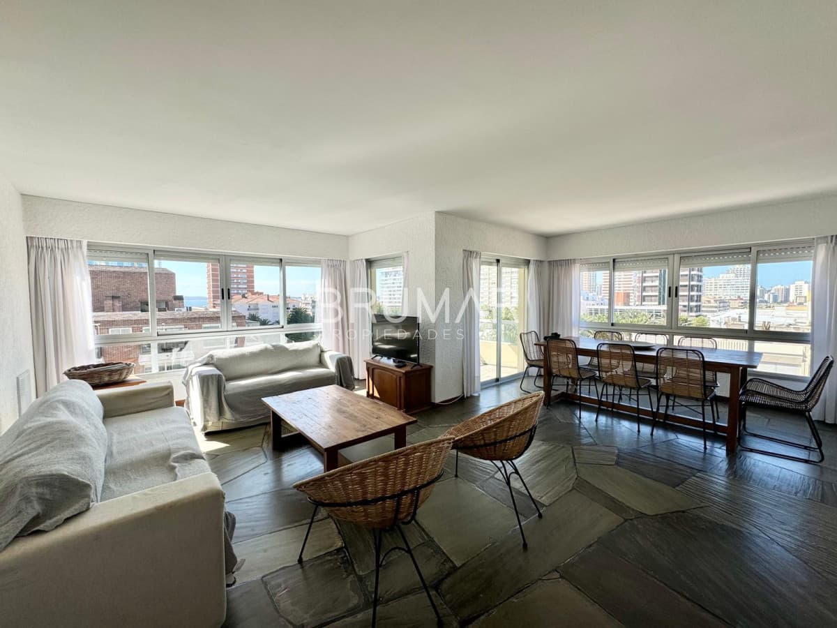 Apartamento en venta de tres dormitorios en Punta del Este