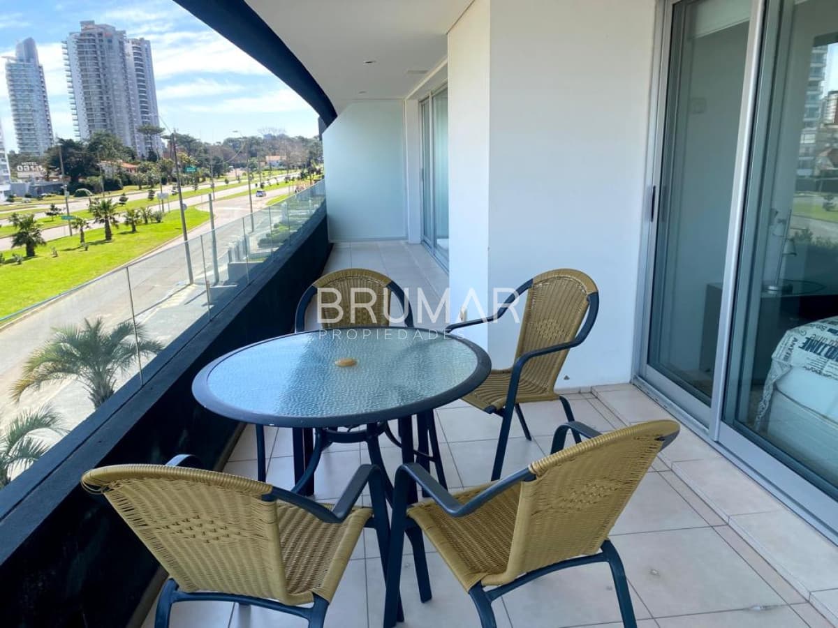 Apartamento en venta 2 dorm y medio con amplia terraza
