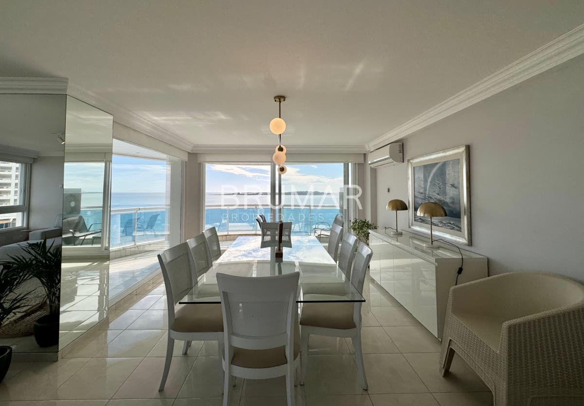Apartamento en Venta de Tres Dormitorios y servicio en Playa Mansa