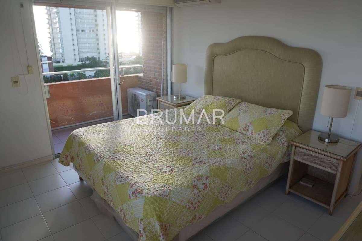 Apartamento en venta de 3 dormitorios muy amplio vista a los dedos.