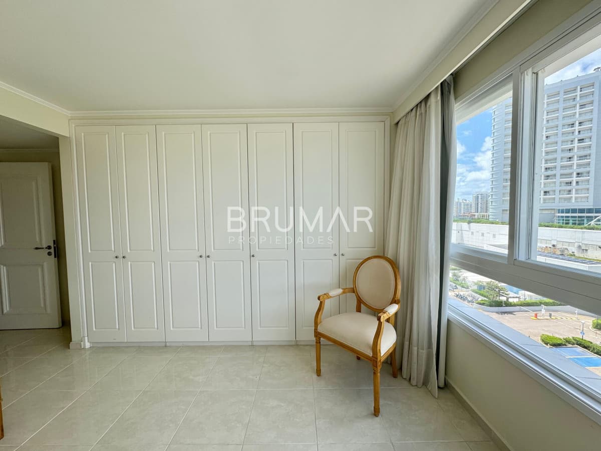 Apartamento en venta de tres suites y servicio en playa mansa