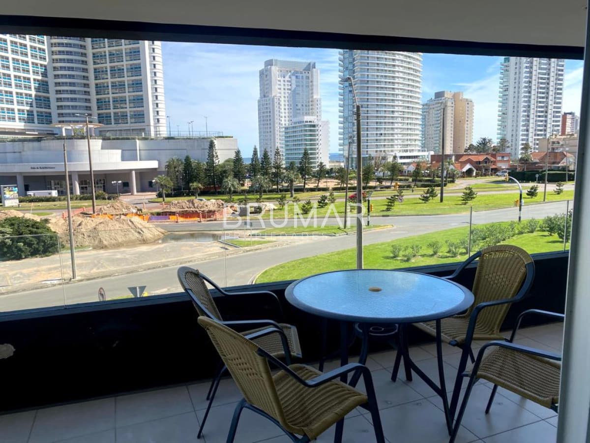 Apartamento en venta 2 dorm y medio con amplia terraza