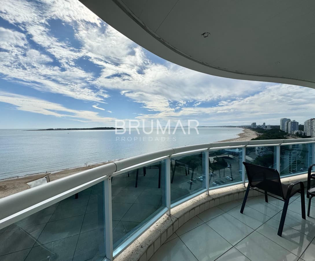 Apartamento en Venta de Tres Dormitorios y servicio en Playa Mansa
