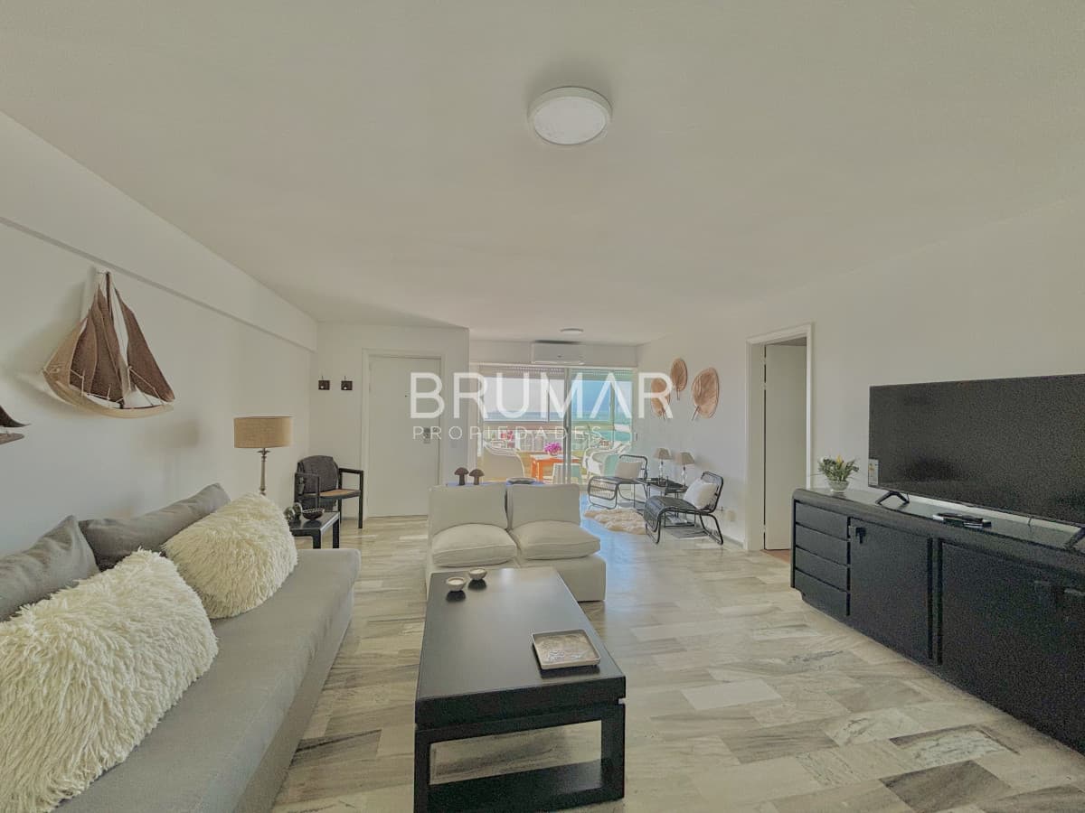 Venta apartamento 3 dormitorios Punta del Este vista al mar