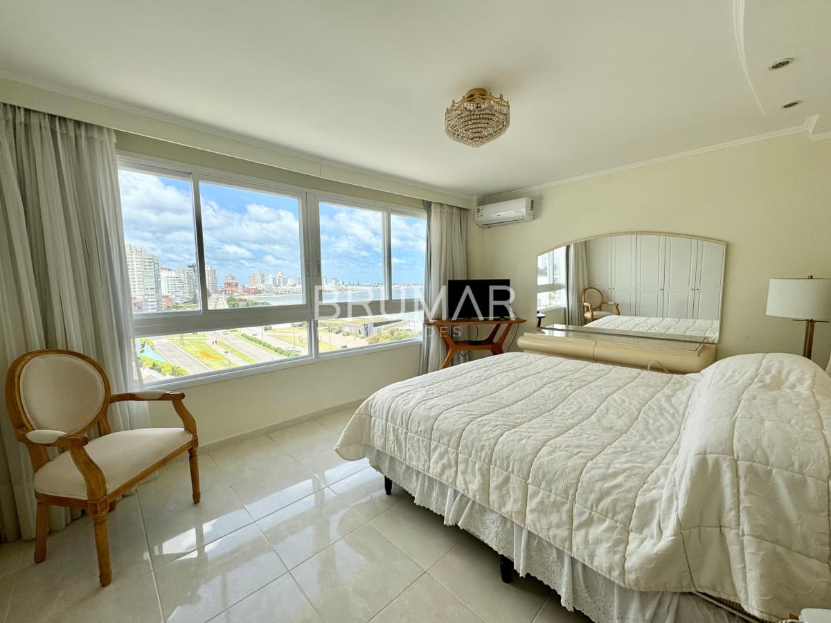 Apartamento en venta de tres suites y servicio en playa mansa