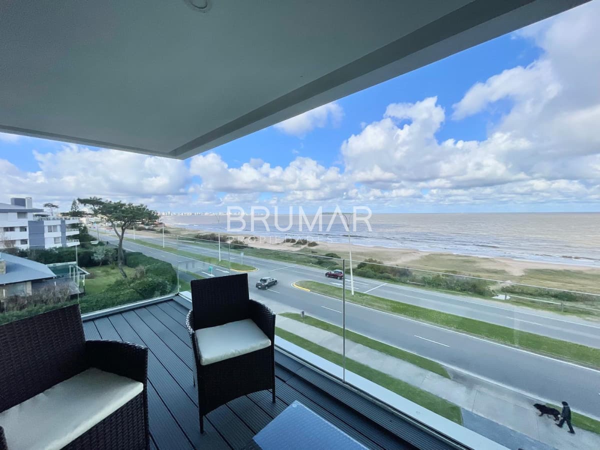 Venta apartamento 3 dormitorios terraza y parrillero frente al mar