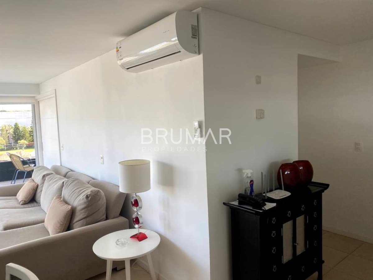Apartamento en venta 2 dorm y medio con amplia terraza