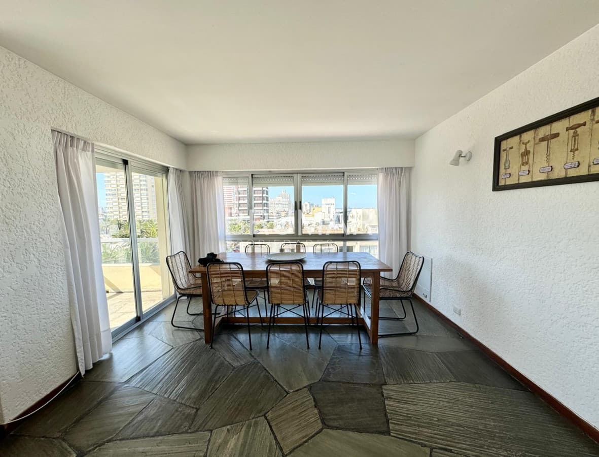 Apartamento en venta de tres dormitorios en Punta del Este