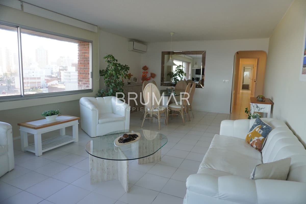 Apartamento en venta de 3 dormitorios muy amplio vista a los dedos.