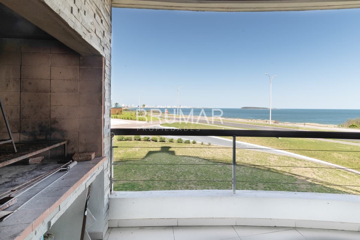 Venta apartamento 3 dormitorios mas servicio en playa mansa con vista al mar