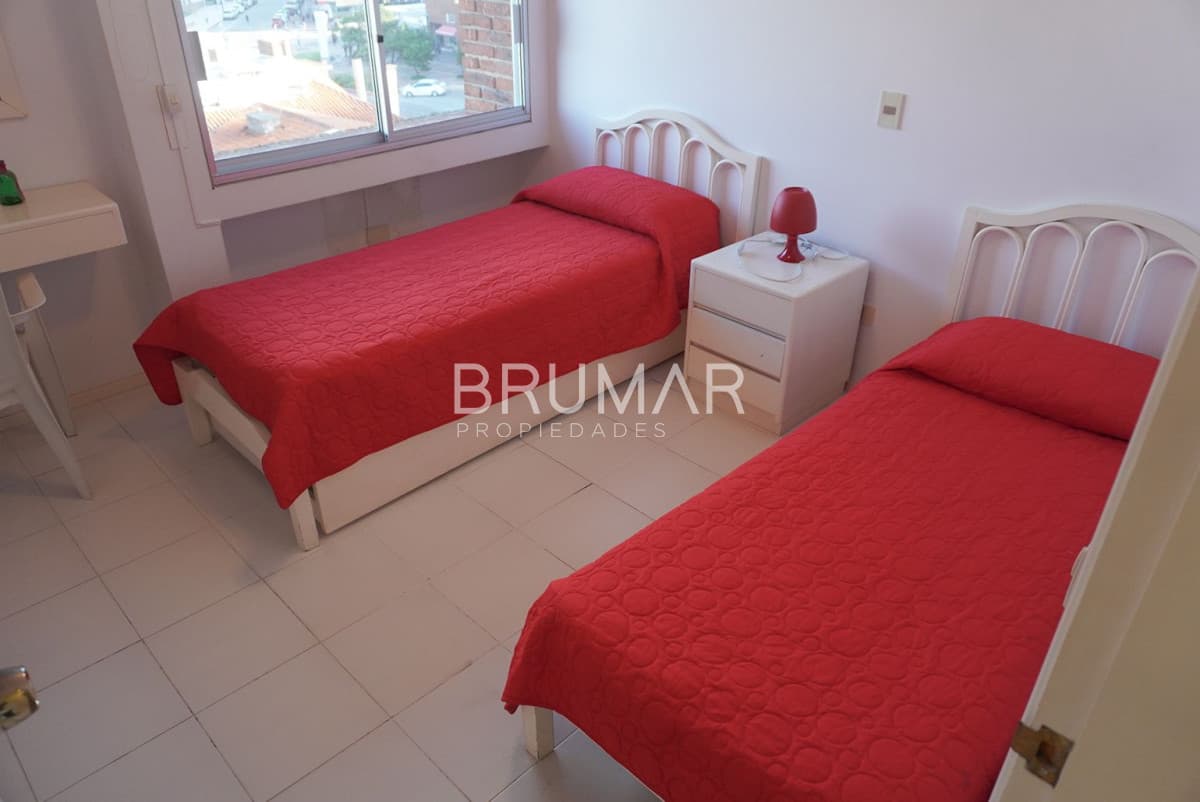 Apartamento en venta de 3 dormitorios muy amplio vista a los dedos.