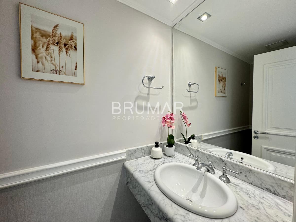 Apartamento en Venta de Tres Dormitorios y servicio en Playa Mansa
