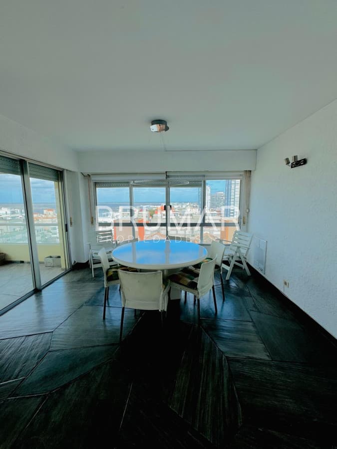 Departamento en venta 3 dormitorios, terraza y vista a la playa brava.