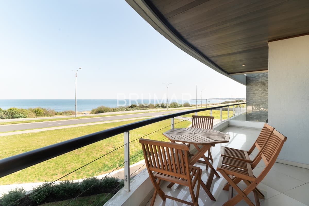 Venta apartamento 3 dormitorios mas servicio en playa mansa con vista al mar