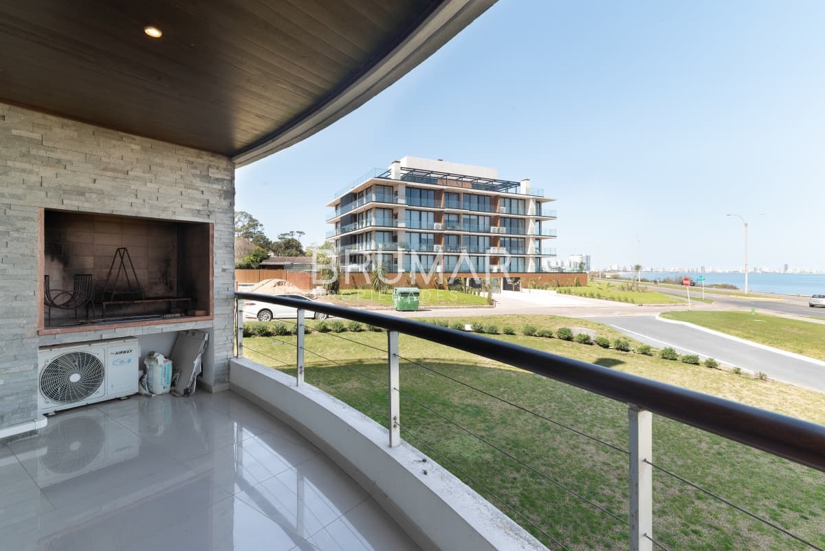 Venta apartamento 3 dormitorios mas servicio en playa mansa con vista al mar