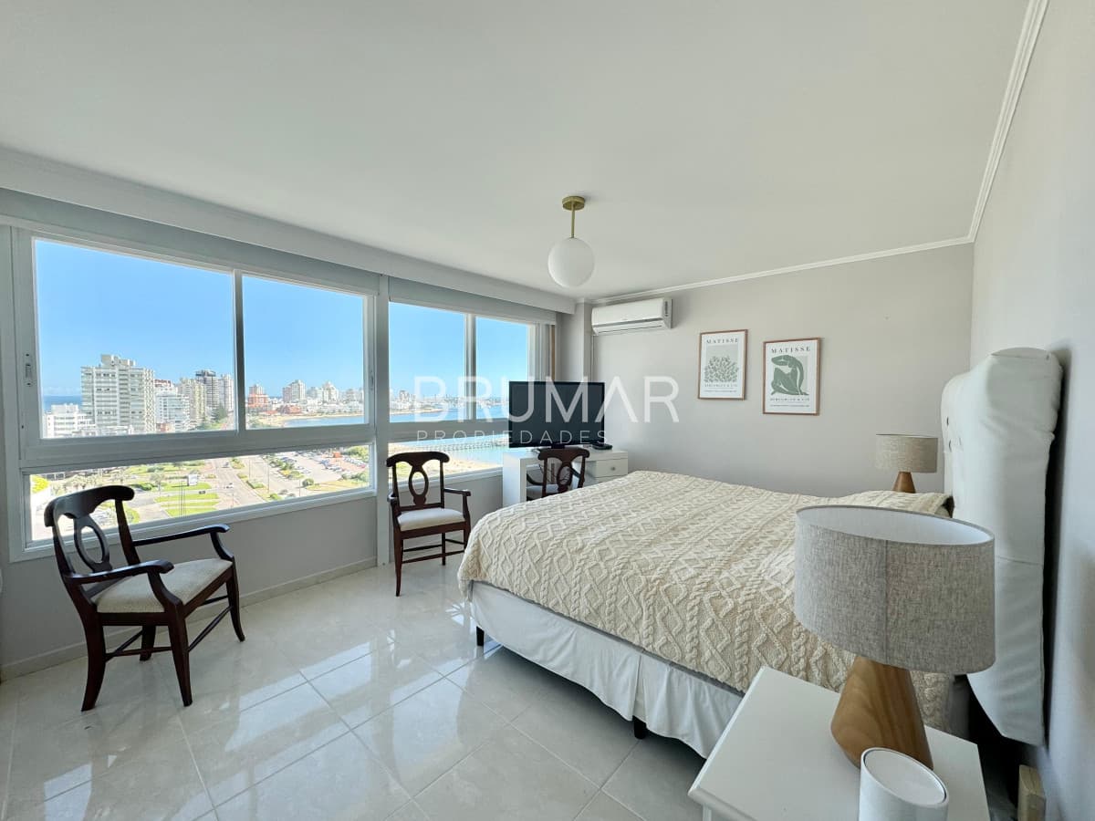 Apartamento en Venta de Tres Dormitorios y servicio en Playa Mansa