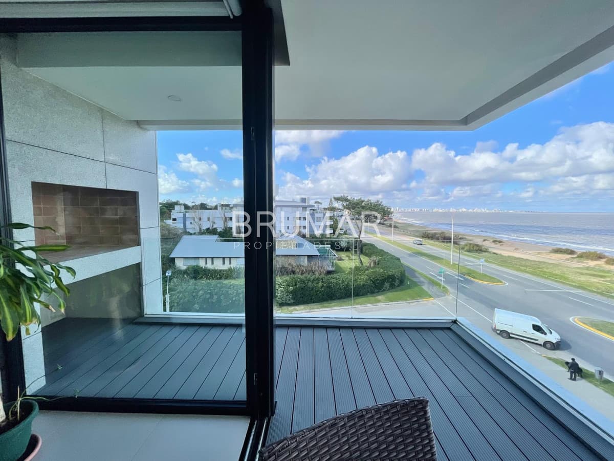 Venta apartamento 3 dormitorios terraza y parrillero frente al mar