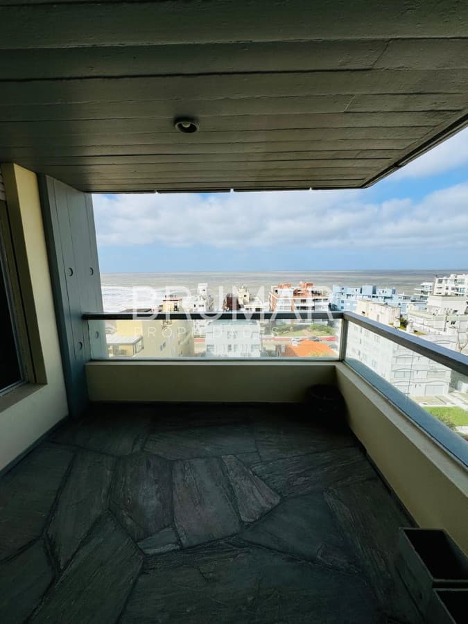 Departamento en venta 3 dormitorios, terraza y vista a la playa brava.