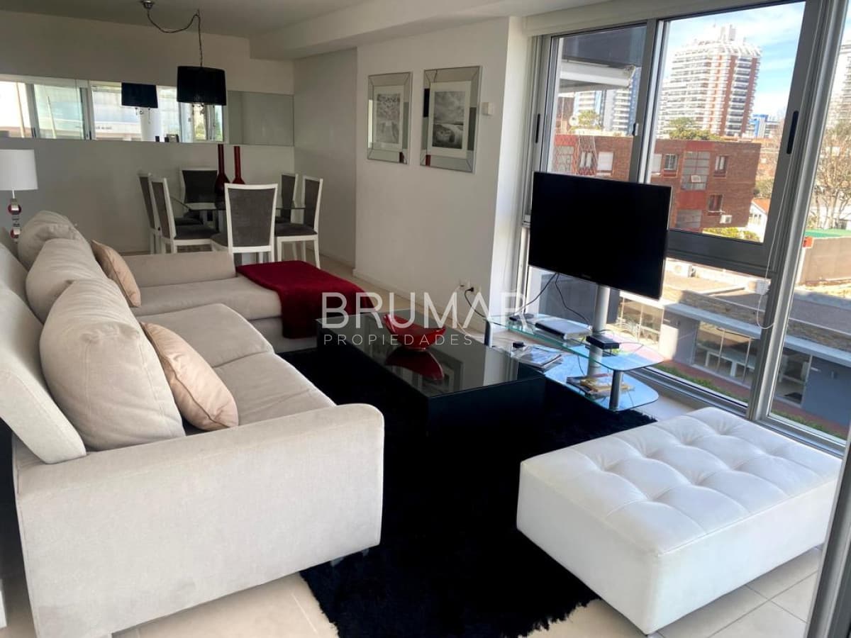 Apartamento en venta 2 dorm y medio con amplia terraza