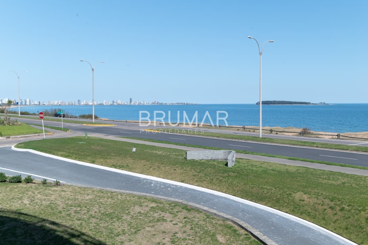 Venta apartamento 3 dormitorios mas servicio en playa mansa con vista al mar