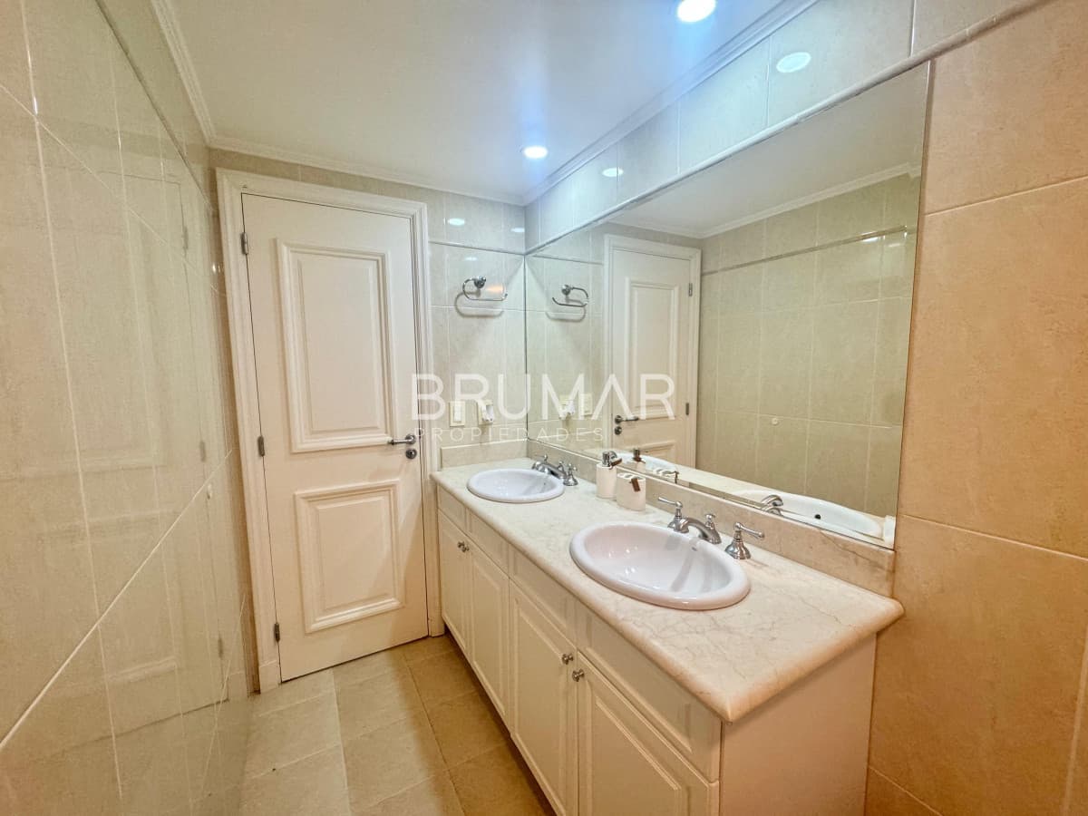 Apartamento en venta de tres suites y servicio en playa mansa