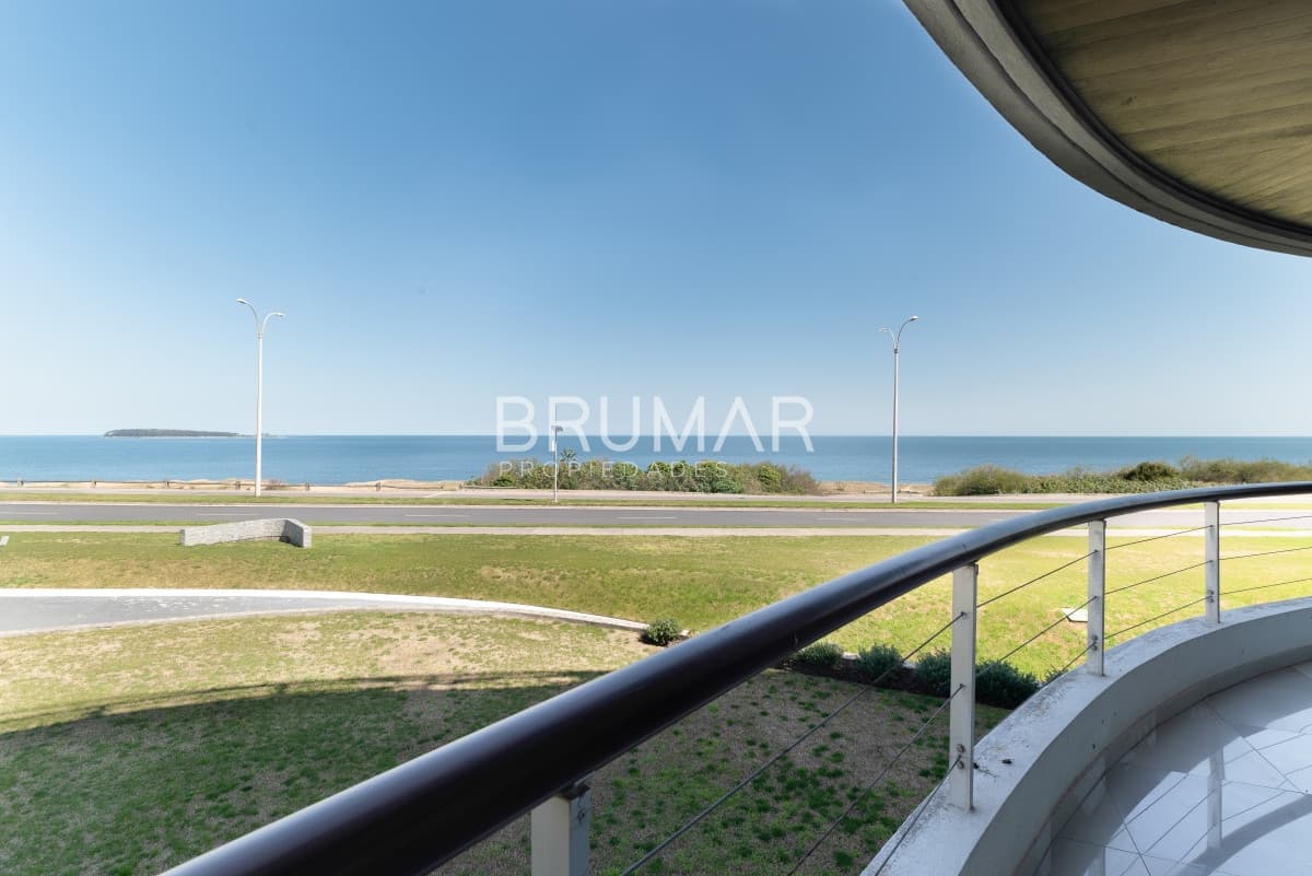 Venta apartamento 3 dormitorios mas servicio en playa mansa con vista al mar