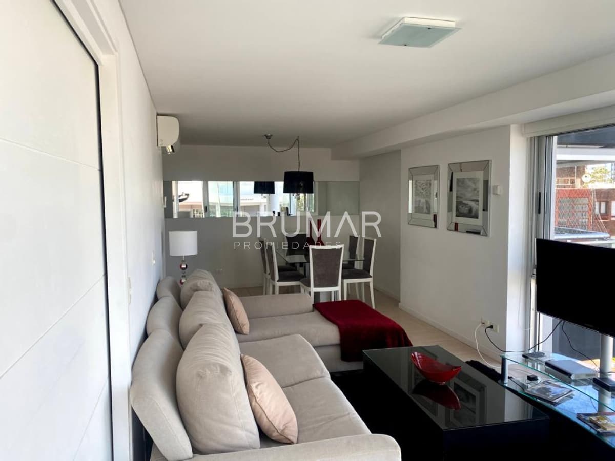Apartamento en venta 2 dorm y medio con amplia terraza