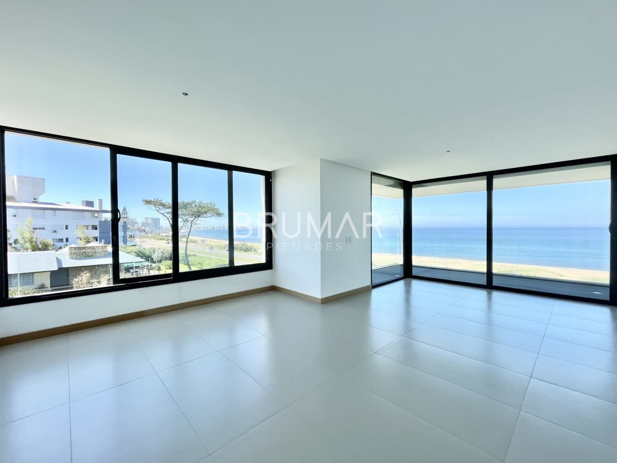 Venta apartamento 3 dormitorios terraza y parrillero frente al mar