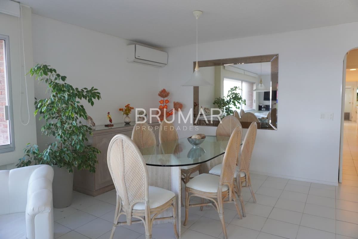 Apartamento en venta de 3 dormitorios muy amplio vista a los dedos.