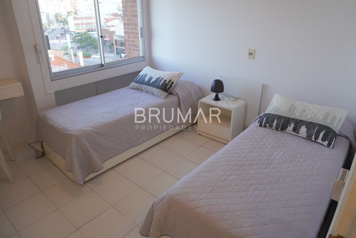 Apartamento en venta de 3 dormitorios muy amplio vista a los dedos.
