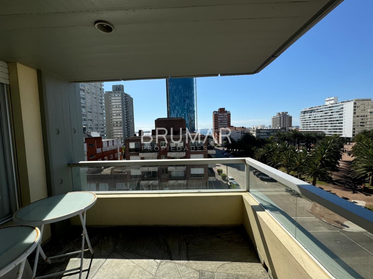 Apartamento en venta de tres dormitorios en Punta del Este