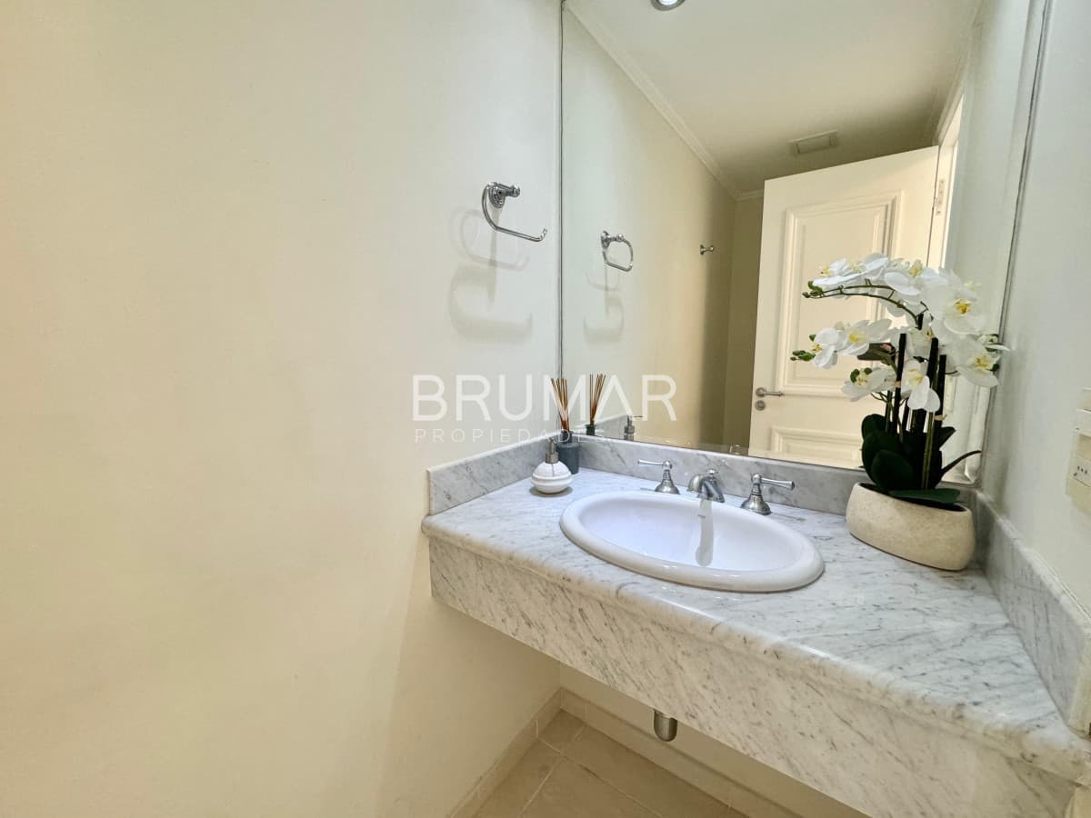 Apartamento en venta de tres suites y servicio en playa mansa