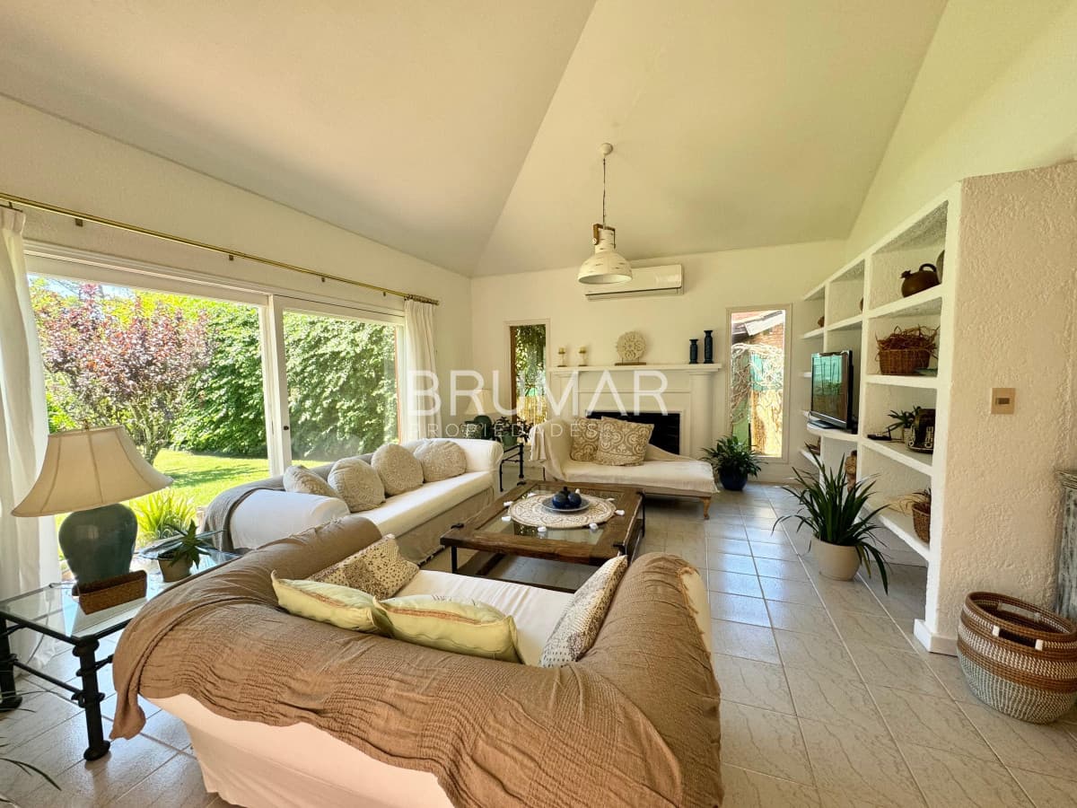 Venta de casa gran terreno a pasos del mar