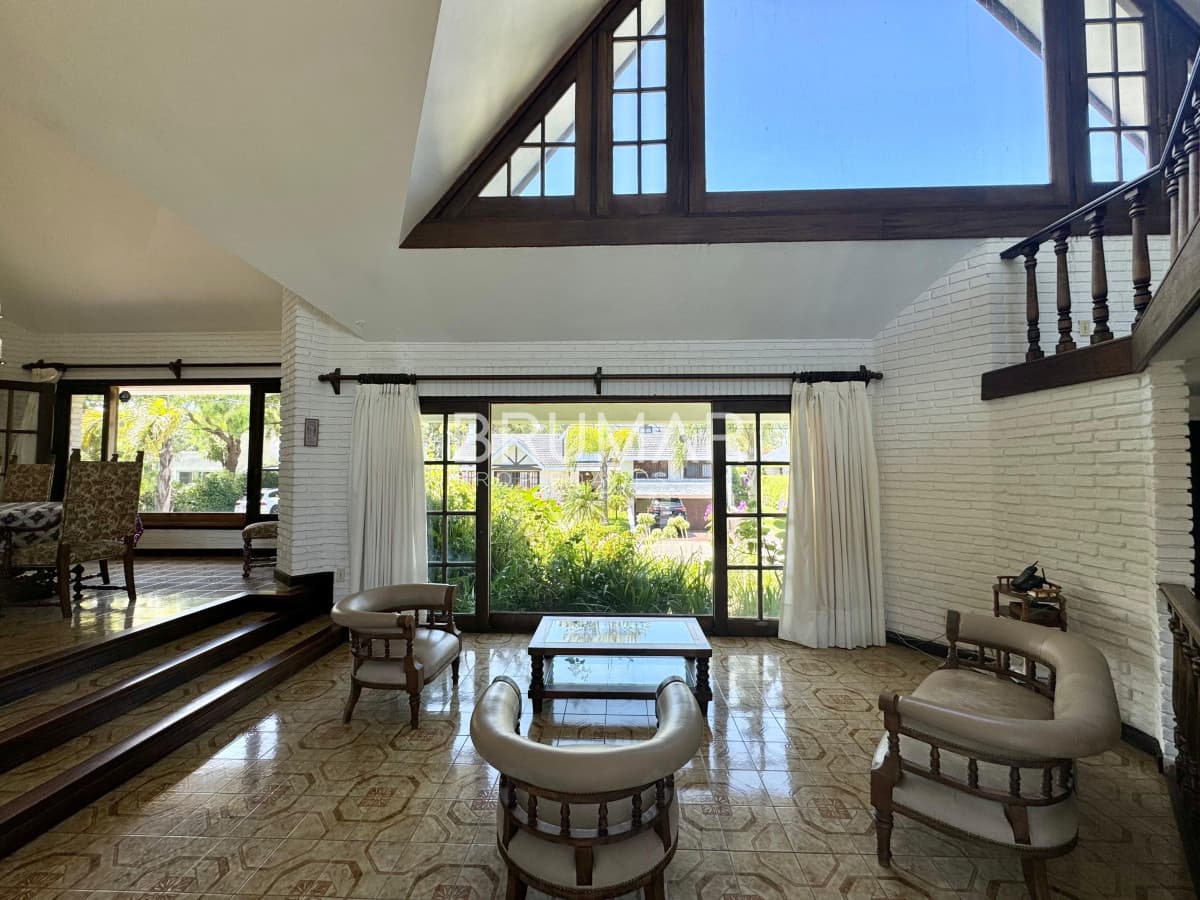 Venta de casa de cuatro dormitorios Playa Mansa