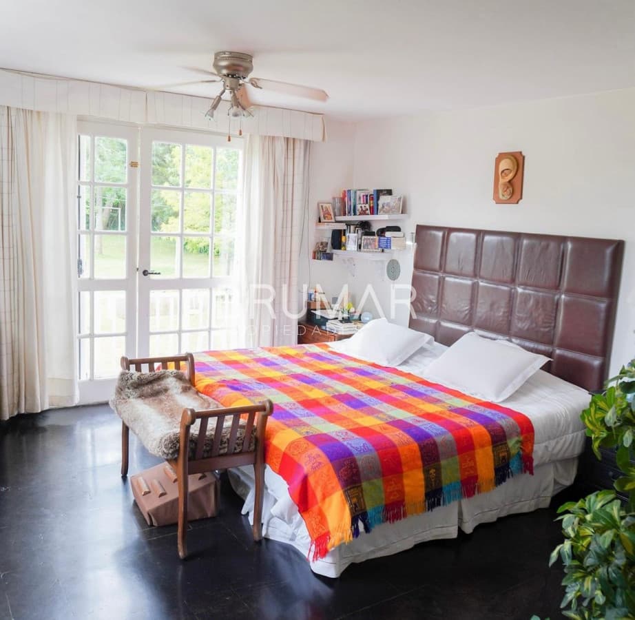 Venta casa en playa mansa 6 dormitorios y excelente orientación solar.