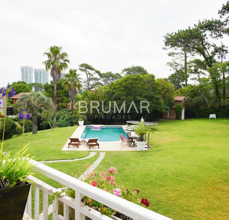 Venta casa en playa mansa 6 dormitorios y excelente orientación solar.