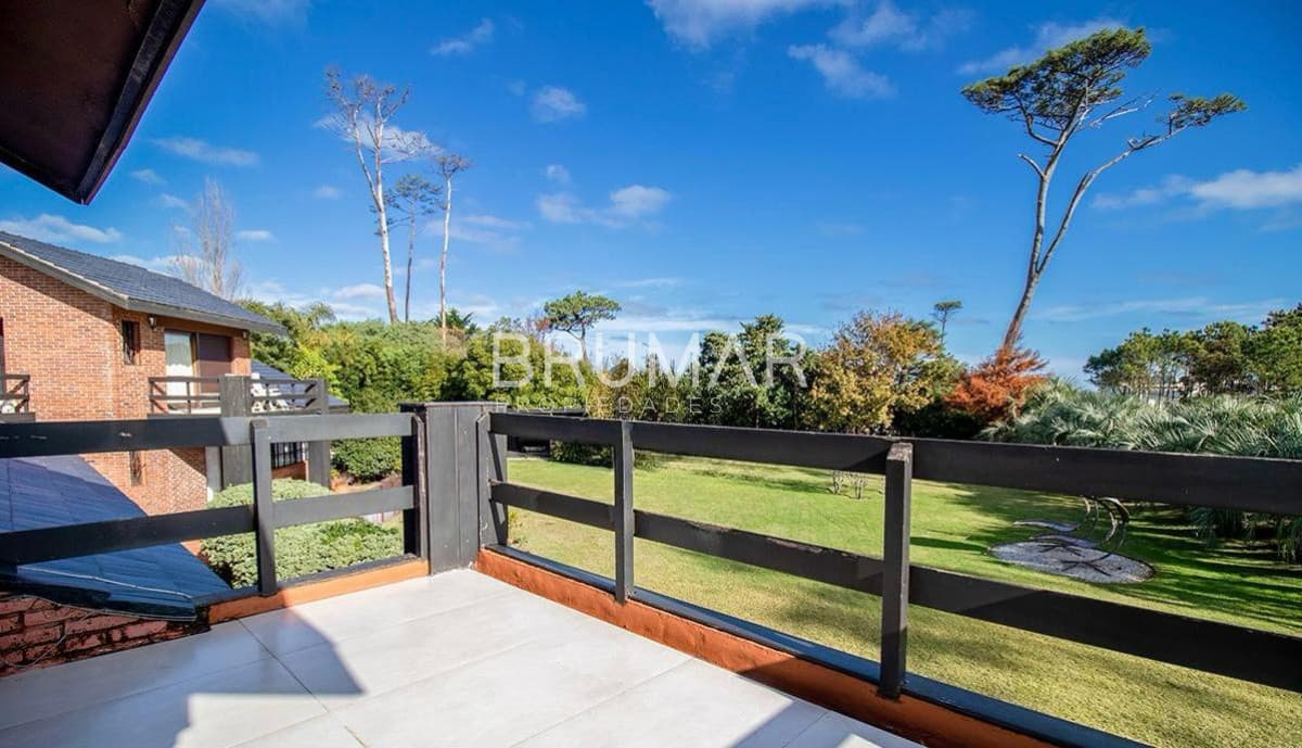 Venta casa en Pinares de 8 dormitorios.