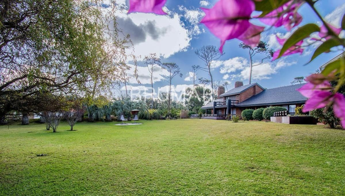 Venta casa en Pinares de 8 dormitorios.