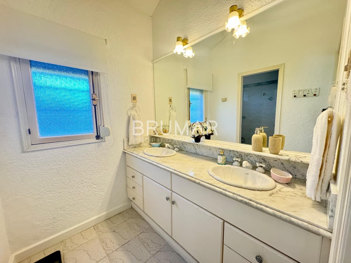 Venta de casa gran terreno a pasos del mar