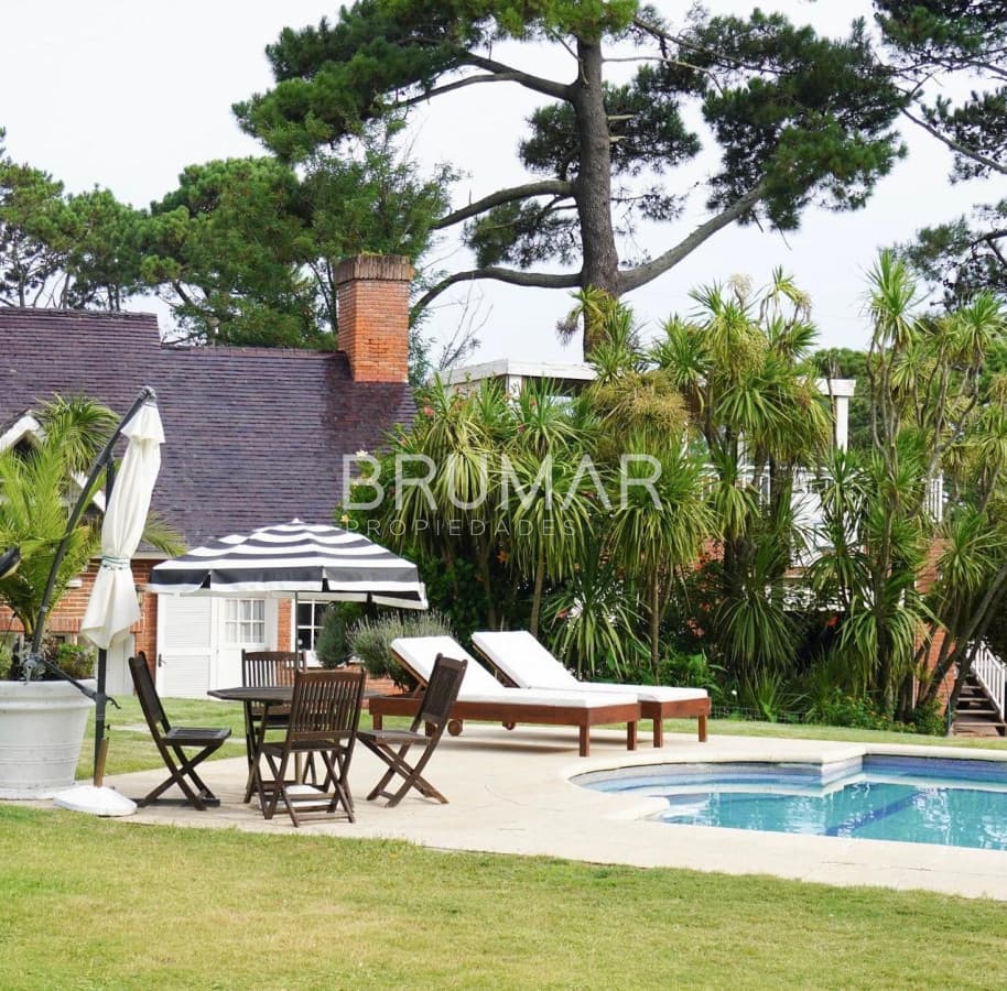 Venta casa en playa mansa 6 dormitorios y excelente orientación solar.
