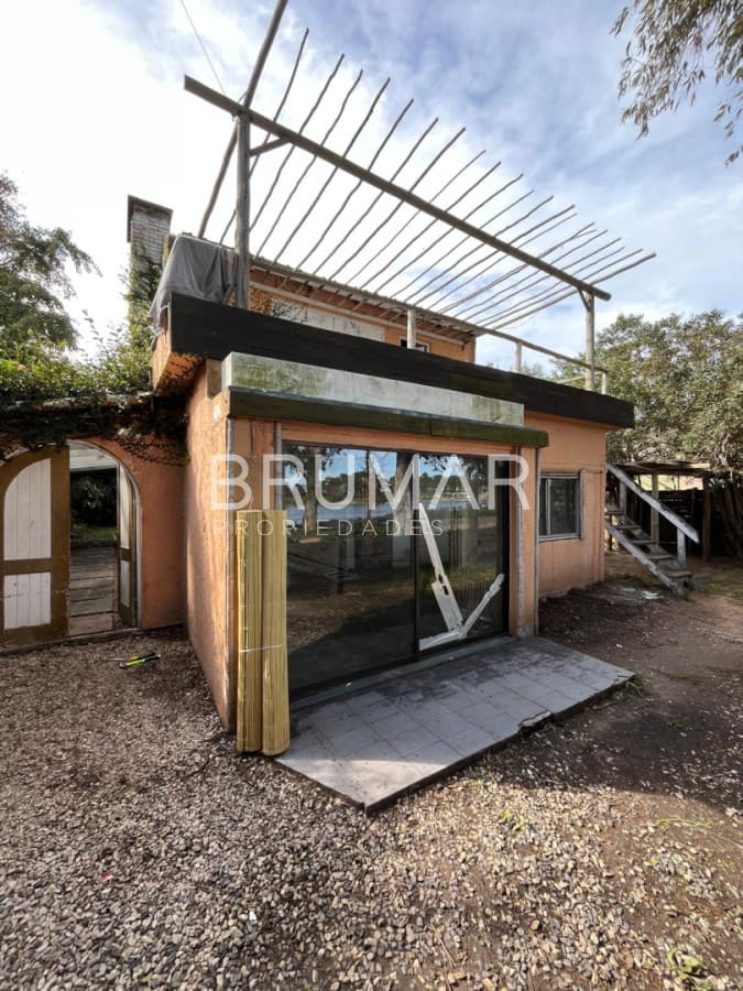 Casa frente al arroyo La Barra