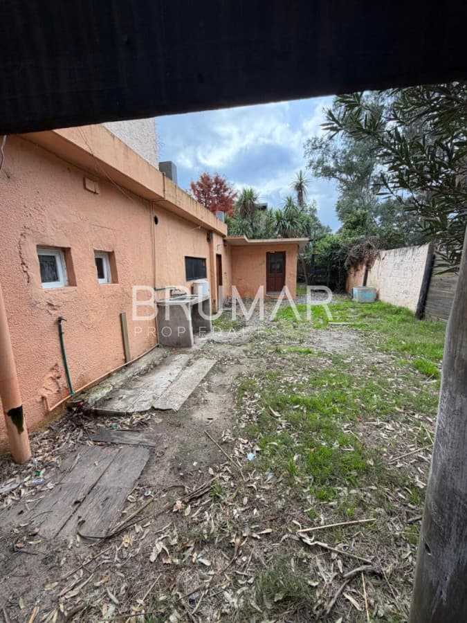 Casa frente al arroyo La Barra