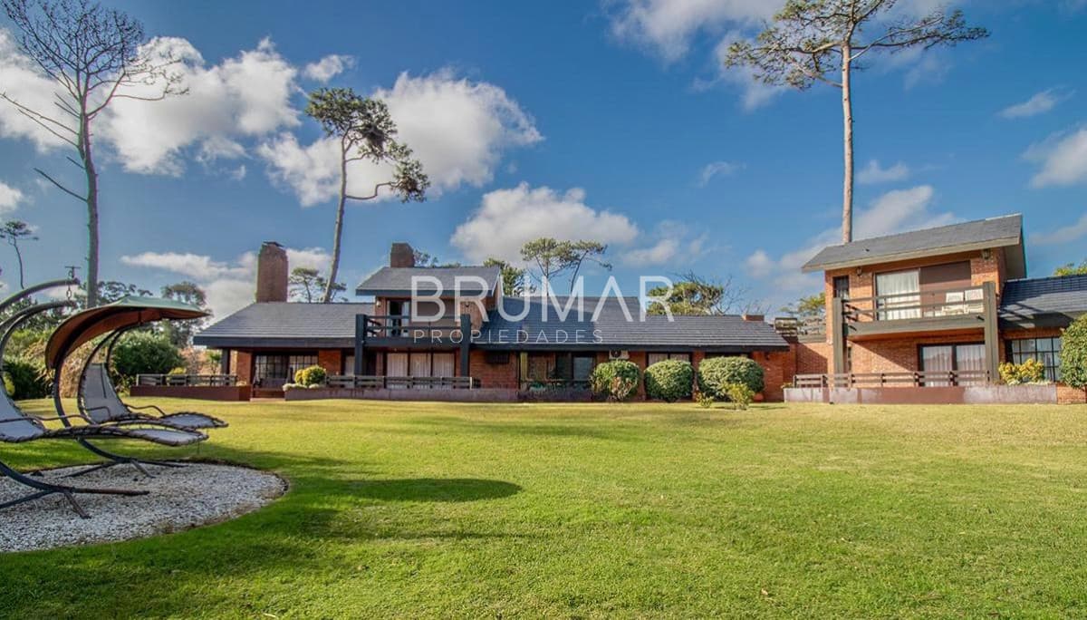 Venta casa en Pinares de 8 dormitorios.