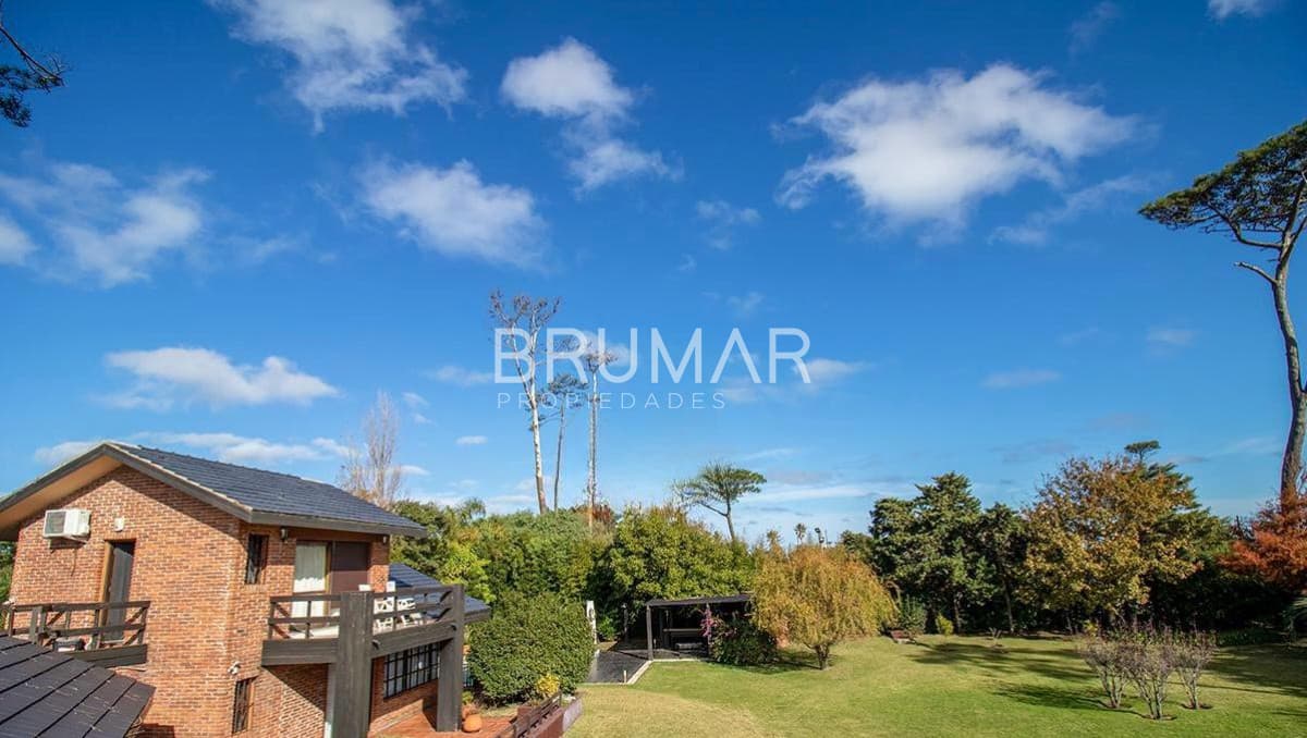 Venta casa en Pinares de 8 dormitorios.