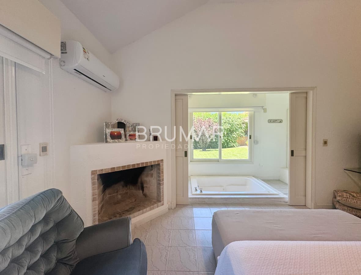 Venta de casa gran terreno a pasos del mar