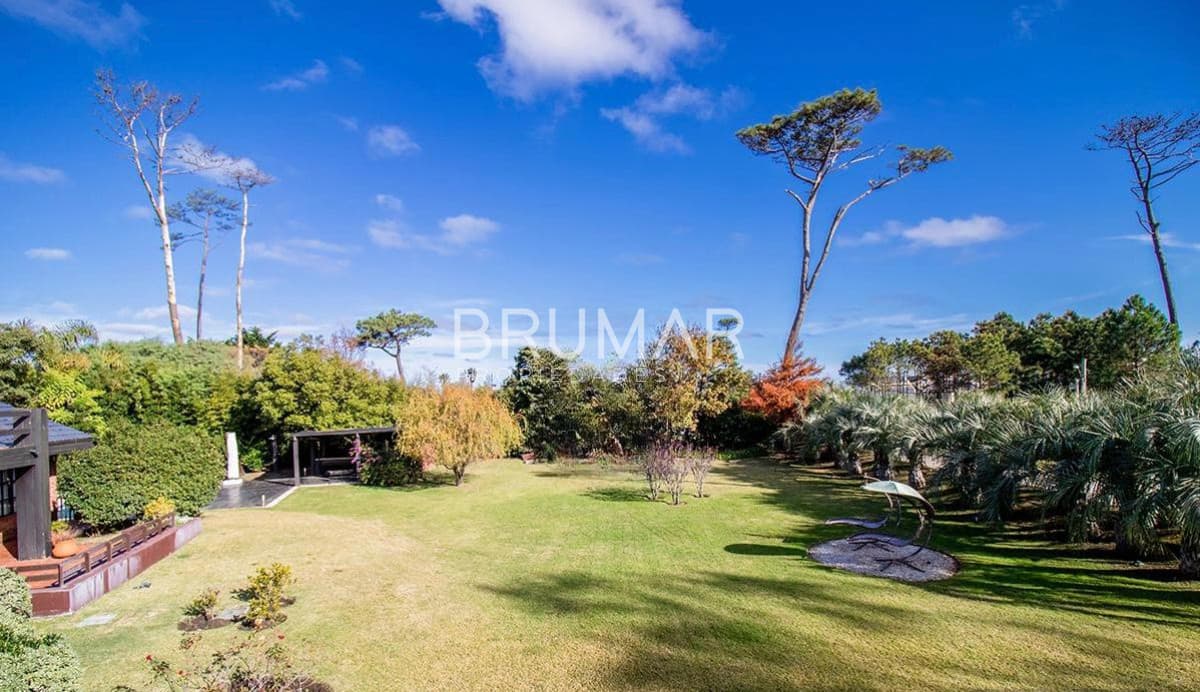 Venta casa en Pinares de 8 dormitorios.
