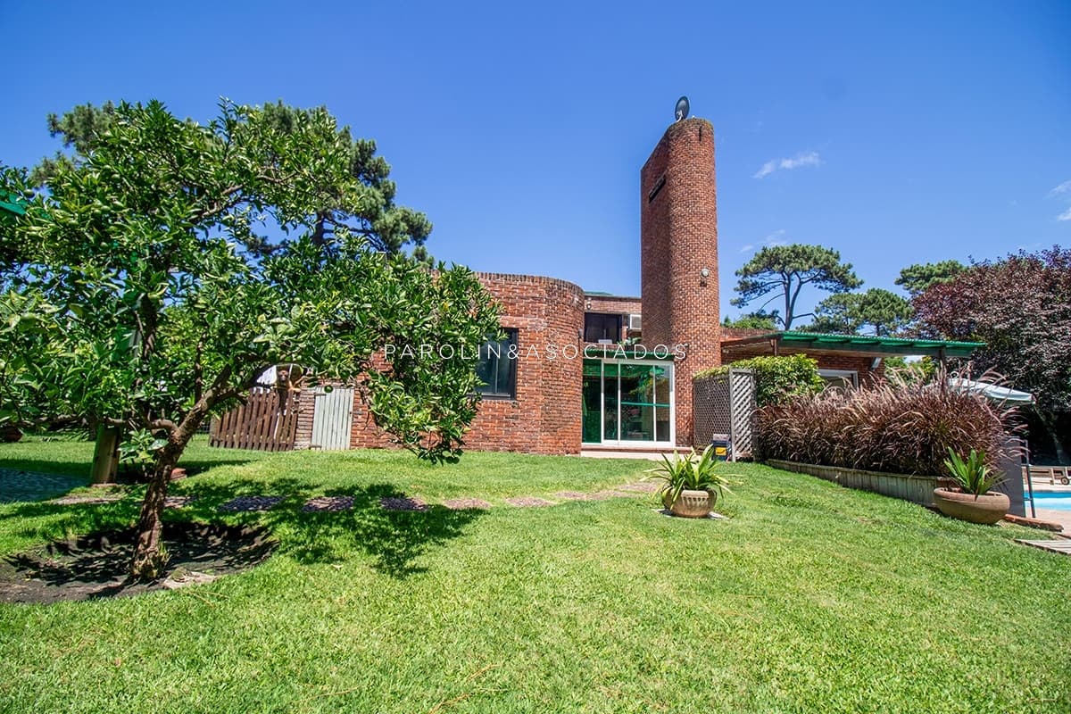 Casa Venta 5 dormitorios Cantegril.