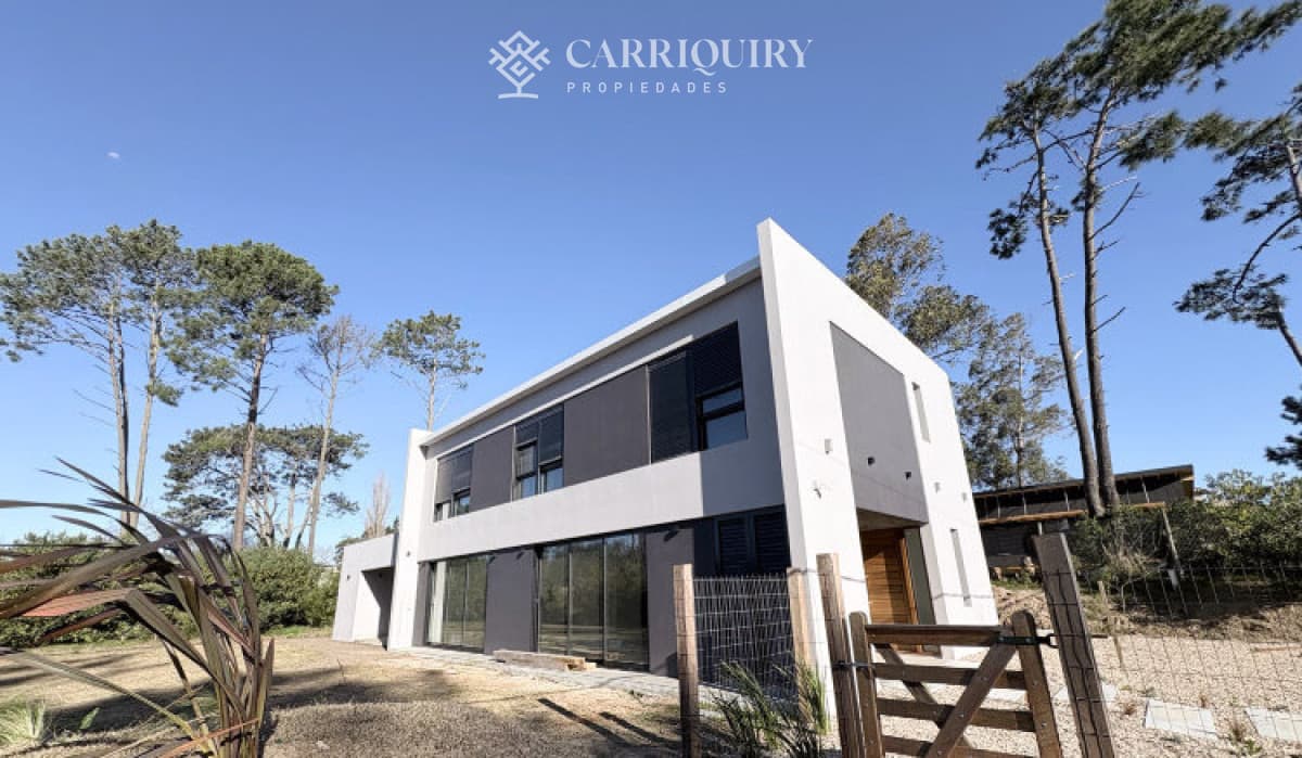 Casa alquiler anual 3 dormitorios Golf sin muebles   -